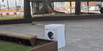 Cagliari, degrado senza fine in piazza Matteotti: una lavatrice abbandonata di fronte a palazzo Bacaredda