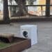 Cagliari, degrado senza fine in piazza Matteotti: una lavatrice abbandonata di fronte a palazzo Bacaredda