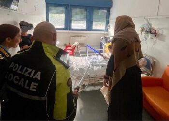 La Befana dei Vigili porta sorrisi negli ospedali di Cagliari, ore di gioia per i piccoli ricoverati