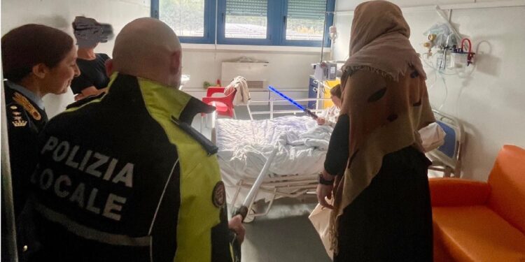 La Befana dei Vigili porta sorrisi negli ospedali di Cagliari, ore di gioia per i piccoli ricoverati