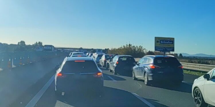 Incubo 131, non solo deviazioni e maltempo: tutti fermi in fila verso Cagliari per un incidente