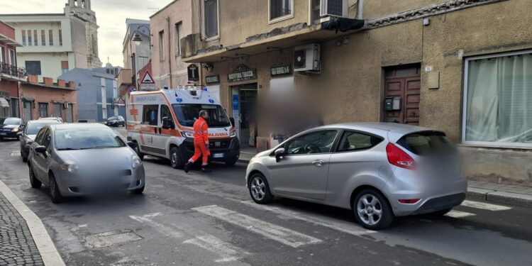 Monserrato, travolto sulle strisce pedonali in via del Redentore: 89enne ricoverato in codice rosso