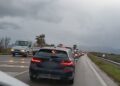 Caos Ss 195, un furgone in avaria nel tratto di carreggiata ristretta manda il traffico in tilt