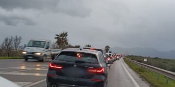 Caos Ss 195, un furgone in avaria nel tratto di carreggiata ristretta manda il traffico in tilt