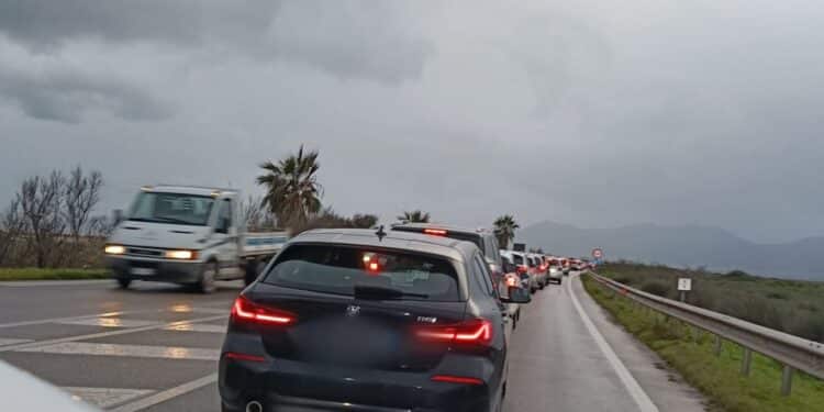 Caos Ss 195, un furgone in avaria nel tratto di carreggiata ristretta manda il traffico in tilt