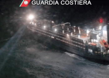 Nave in avaria a Carloforte, l’intervento della Guardia costiera di Cagliari salva 33 persone