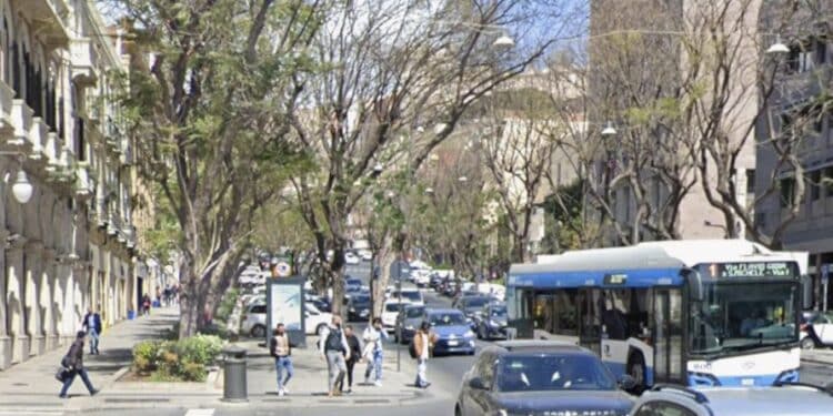 Cagliari, pedone investito sulle strisce nel largo Carlo Felice: l’investitore pirata è fuggito