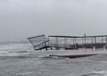 Cagliari, addio al pontile di Marina Piccola: è stato abbattuto dalla mareggiata