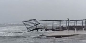 Cagliari, addio al pontile di Marina Piccola: è stato abbattuto dalla mareggiata