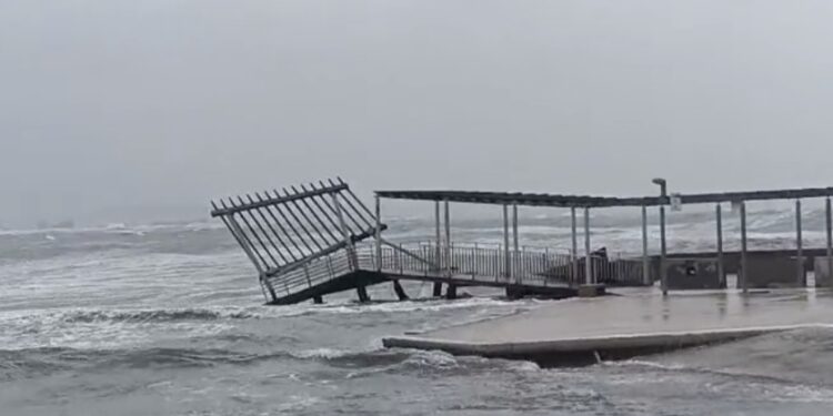 Cagliari, addio al pontile di Marina Piccola: è stato abbattuto dalla mareggiata