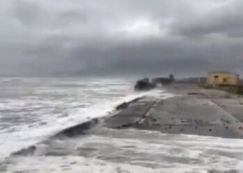 Statale 195 aperta a metà: troppo ingenti i danni causati dalla mareggiata, almeno un tratto rimarrà chiuso