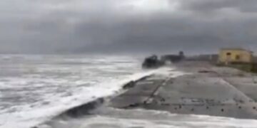 Statale 195 aperta a metà: troppo ingenti i danni causati dalla mareggiata, almeno un tratto rimarrà chiuso