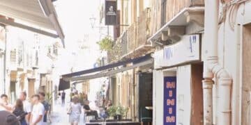 Ennesimo furto in pieno centro a Cagliari, vetrina sfondata e cassa portata via da un ristorante