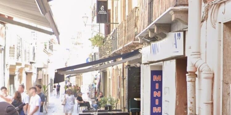 Ennesimo furto in pieno centro a Cagliari, vetrina sfondata e cassa portata via da un ristorante