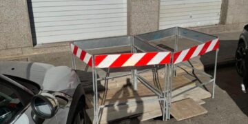 Cagliari, asfalto collassato in via Capraia fra pericolo e disagi: Abbanoa promette di intervenire