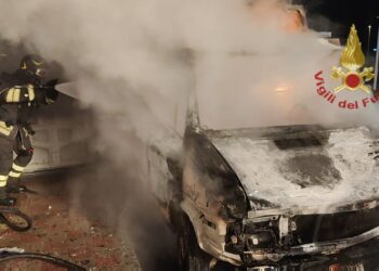 Cagliari, un furgone in fiamme nella notte vicino al cimitero di San Michele