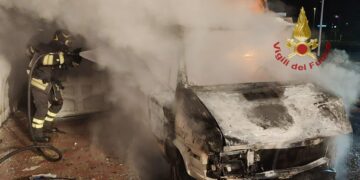 Cagliari, un furgone in fiamme nella notte vicino al cimitero di San Michele