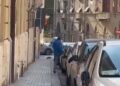 Cagliari, strage di specchietti in via Angioy: prende a calci le auto parcheggiate