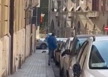 Cagliari, strage di specchietti in via Angioy: prende a calci le auto parcheggiate