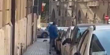 Cagliari, strage di specchietti in via Angioy: prende a calci le auto parcheggiate