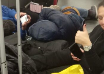 Cancellato per nebbia il Bergamo-Cagliari di Ryanair: “Abbandonati tutta la notte in aeroporto senza informazioni né assistenza”