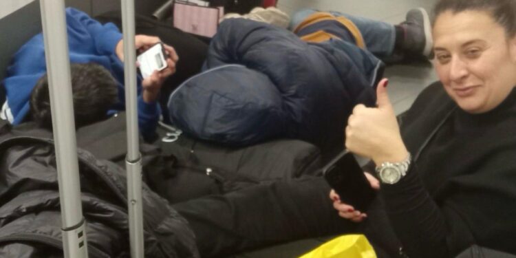 Cancellato per nebbia il Bergamo-Cagliari di Ryanair: “Abbandonati tutta la notte in aeroporto senza informazioni né assistenza”