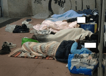 Cagliari, sempre più povertà e degrado: senzatetto accampati sotto i portici di viale Merello