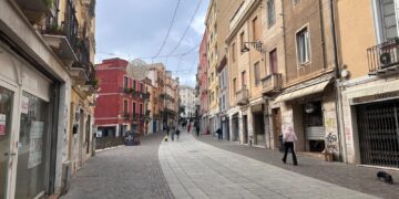 Cagliari, deserto e squallore in via Garibaldi anche di sabato: declino senza fine nella ex via dello shopping