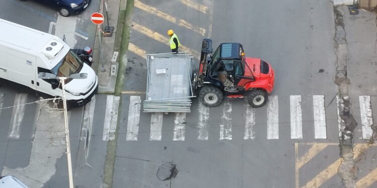 Cagliari, delirio al mercato di San Benedetto: recinti e divieti, parcheggiare è impossibile anche per i residenti