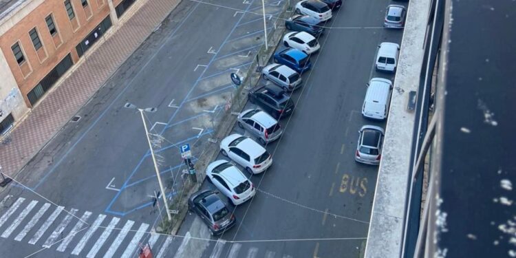 Cagliari, ecco il deserto all’ex mercato di San Benedetto: via le auto, furibondi commercianti e residenti