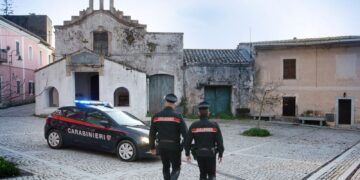 Ubriaco e con 4 cani senza guinzaglio, 61enne semina il panico in piazza a Gesturi