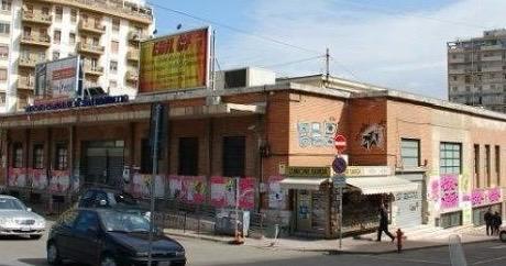 Tragedia a Cagliari, trovato morto in casa lo storico edicolante del mercato di San Benedetto