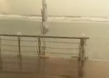 Super mareggiata al Poetto di Cagliari: l’acqua invade la spiaggia e arriva ai chioschetti