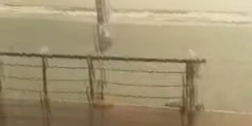 Super mareggiata al Poetto di Cagliari: l’acqua invade la spiaggia e arriva ai chioschetti