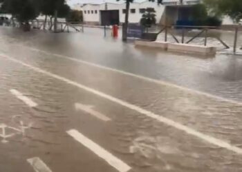 Cagliari, vento e mareggiate: Zedda chiude al traffico il Poetto e il parcheggio cuore a Sant’Elia