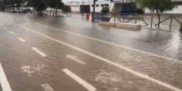 Cagliari, vento e mareggiate: Zedda chiude al traffico il Poetto e il parcheggio cuore a Sant’Elia