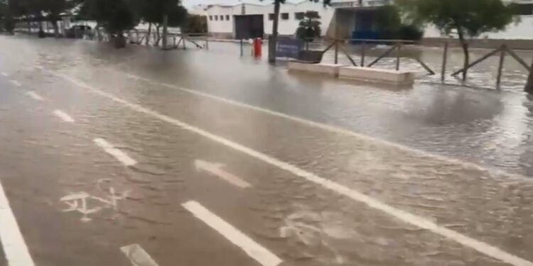 Cagliari, vento e mareggiate: Zedda chiude al traffico il Poetto e il parcheggio cuore a Sant’Elia