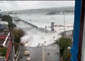 La mareggiata da paura a Cala Gonone: l’acqua in tempesta invade anche il paese