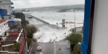 La mareggiata da paura a Cala Gonone: l’acqua in tempesta invade anche il paese