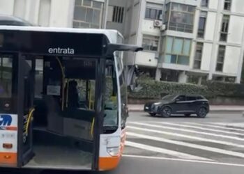 Cagliari, incidente col bus degli studenti: Ctm, “Per fortuna nessuna conseguenza per i passeggeri, a bordo attive le telecamere”