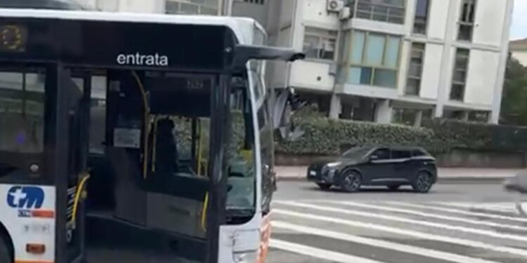Cagliari, incidente col bus degli studenti: Ctm, “Per fortuna nessuna conseguenza per i passeggeri, a bordo attive le telecamere”