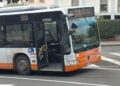 Cagliari, paura sul bus degli studenti in via Cornalias: scontro con un furgone, vetri in frantumi e tutti a terra