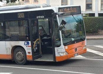 Cagliari, paura sul bus degli studenti in via Cornalias: scontro con un furgone, vetri in frantumi e tutti a terra
