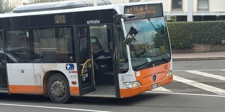 Cagliari, paura sul bus degli studenti in via Cornalias: scontro con un furgone, vetri in frantumi e tutti a terra
