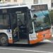 Cagliari, paura sul bus degli studenti in via Cornalias: scontro con un furgone, vetri in frantumi e tutti a terra