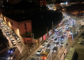 Cagliari, delirio totale a San Benedetto: traffico da paura, tutto fermo e automobilisti sull’orlo di una crisi di nervi