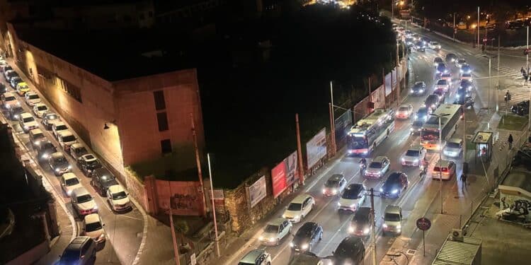 Cagliari, delirio totale a San Benedetto: traffico da paura, tutto fermo e automobilisti sull’orlo di una crisi di nervi