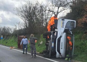 Si ribalta un pullmino di operai sulla 131, stavano rientrando dal lavoro: tre feriti, uno grave