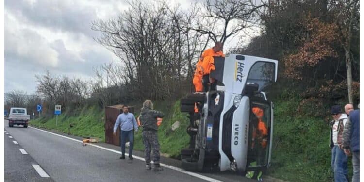 Si ribalta un pullmino di operai sulla 131, stavano rientrando dal lavoro: tre feriti, uno grave