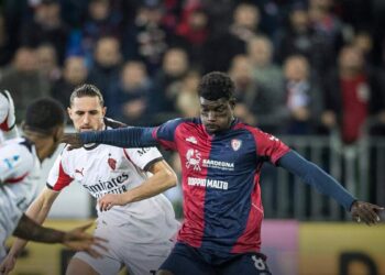 Cagliari-Milan 0-1, i rossoblù giocano bene ma non tirano in porta: Leao godere Allegri col corto muso